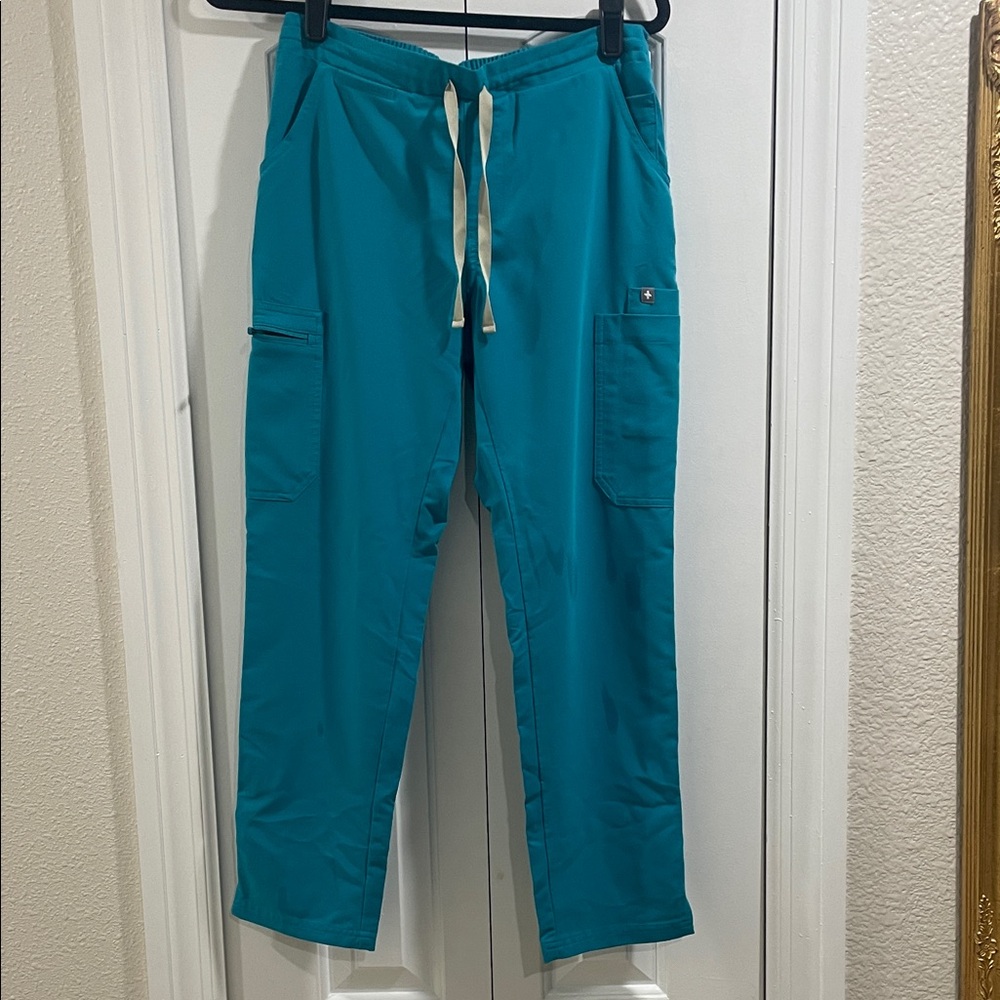 Figs Yola women’s skinny scrub pants. Size small/petite